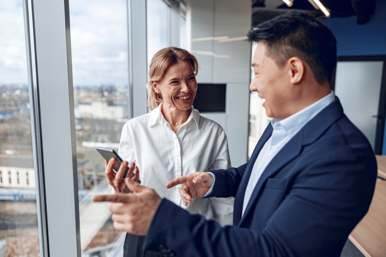 An HR leader and a manager talking through team patterns on a screen
