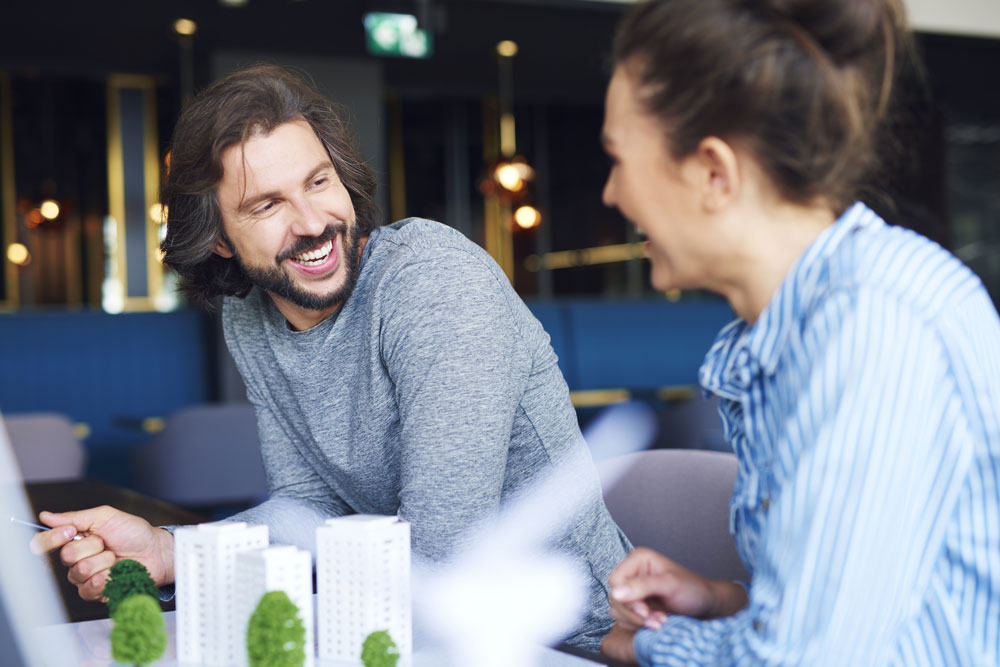 A manager and team member in an everyday conversation